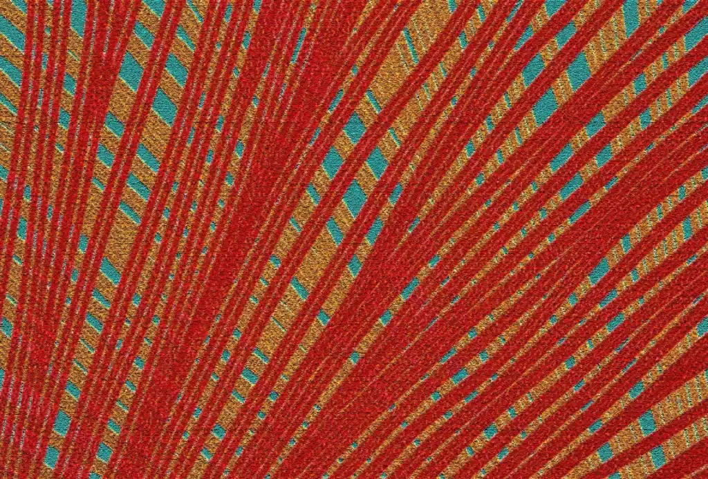Motif abstrait texturé de rayures diagonales rouges et or croisées sur un fond turquoise vif, créant un effet de tissage.